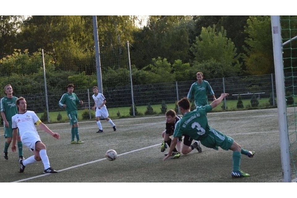 Torgefährlich: Innenverteidiger Patrick Kain (l.) erzielt im Halbfinale gegen Biesenthal zwei Treffer.  ©Lukas Grybowski
