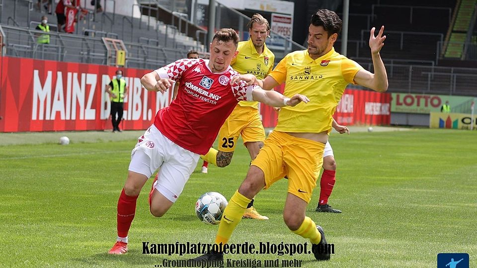 Die SG Sonnenhof um Defensivmann Julian Leist (rechts) gewann beim FSV Mainz 05 II. 