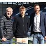 Niklas Niehoff (Mi.) mit KSV-Geschäftsführer Sport Uwe Stöver (li.) und NLZ-Direktor Dominic Peitz