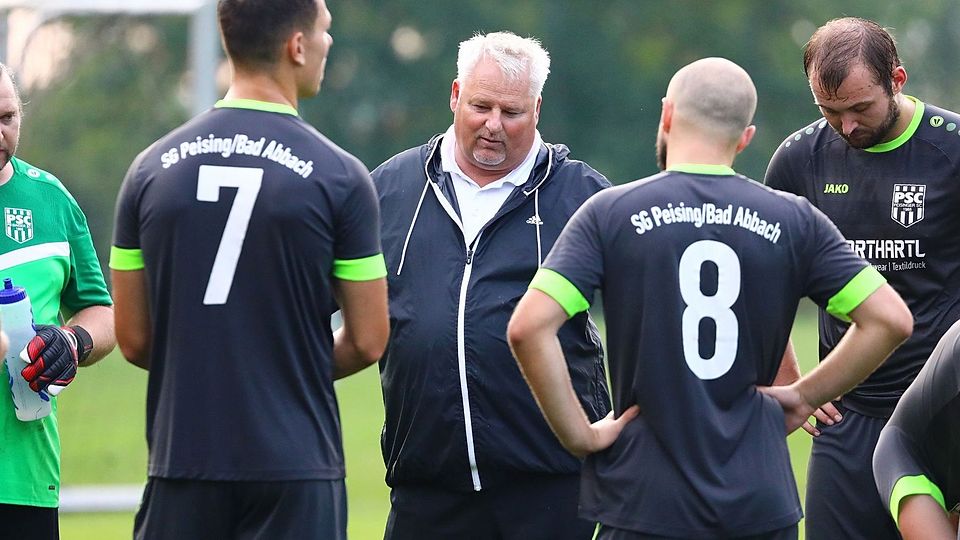 Peising-Trainer Willi Petz (Mitte) ist mit seiner Mannschaft in Lupburg gefordert.