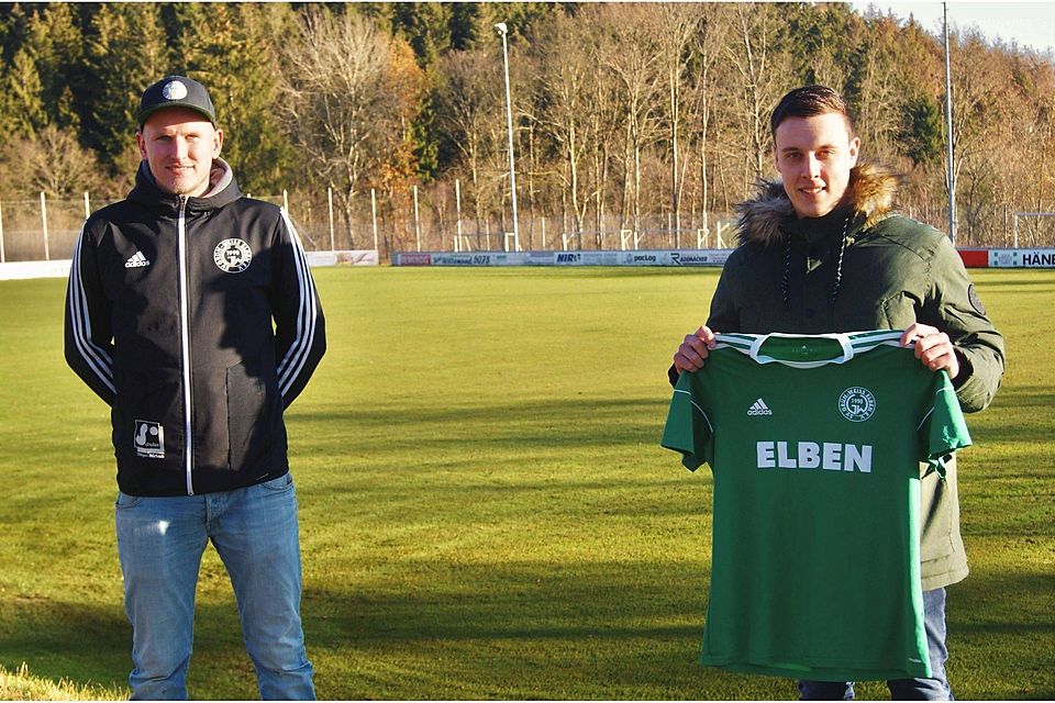 Elbens Sportlicher Leiter Christoph Clemens (links) freut sich, dass Dominik Zimmermann in der kommenden Saison das SV-Trikot tragen wird.