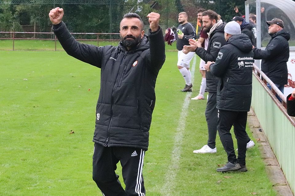 TSV-Betreuer Hasan Dogan freut sich über den Sieg. Im Hintergrund der verletzte Mehmet Deger und Trainer Franz Olenberger.
