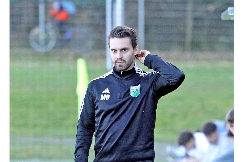 Fußball; Saison 2025/26; Bezirksliga; FC Penzberg; Trainer Maximilian Bauer im Heimspiel gegen den SV Ohlstadt am 15. November 2025