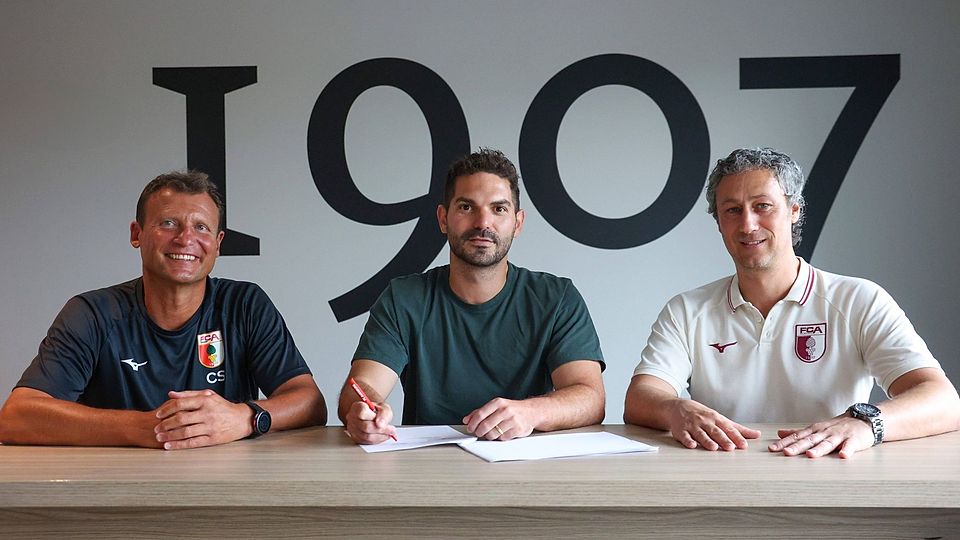 Philipp Eckart (Mitte) unterschreibt im Beisein von Claus Schromm (li.) und Roy Stapelfeld einen Vertrag beim FC Augsburg.