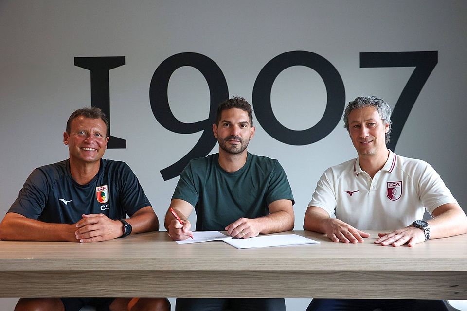 Philipp Eckart (Mitte) unterschreibt im Beisein von Claus Schromm (li.) und Roy Stapelfeld einen Vertrag beim FC Augsburg. Philipp Eckart (Mitte) unterschreibt im Beisein von Claus Schromm (li.) und Roy Stapelfeld einen Vertrag beim FC Augsburg.