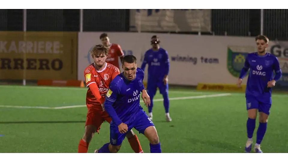 Yannick Freischlad (l.) trifft für den SC Waldgirmes spät zum Ausgleich gegen den SV Hummetroth. (Archivfoto) © Jens Schmidt