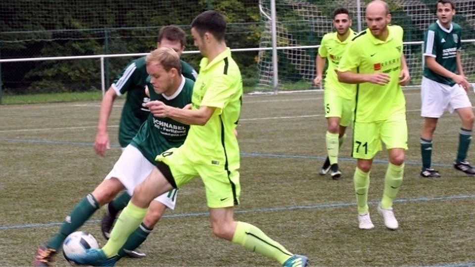 Laurin Schneider (links, KSG Mitlechtern) entscheidet mit seinem Tor das Spiel gegen die SG Einhausen (im Zweikampf Philipp Hiemenz).	Foto: Jürgen Strieder