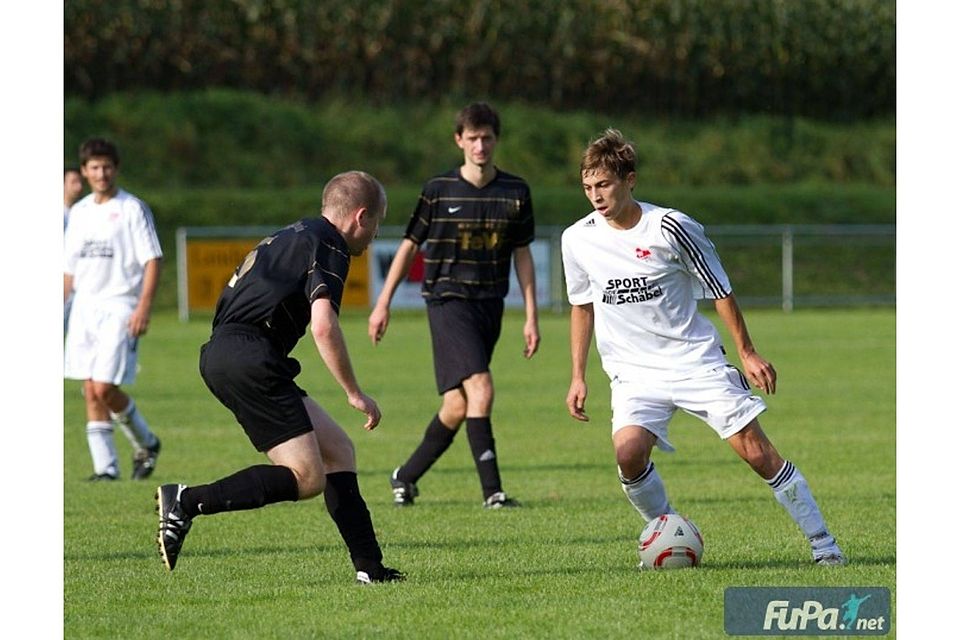 Marcel Beischl (22) vom SV Kumhausen (weißes Trikot, am Ball) im FuPa Interview. Foto: Max Feierabend