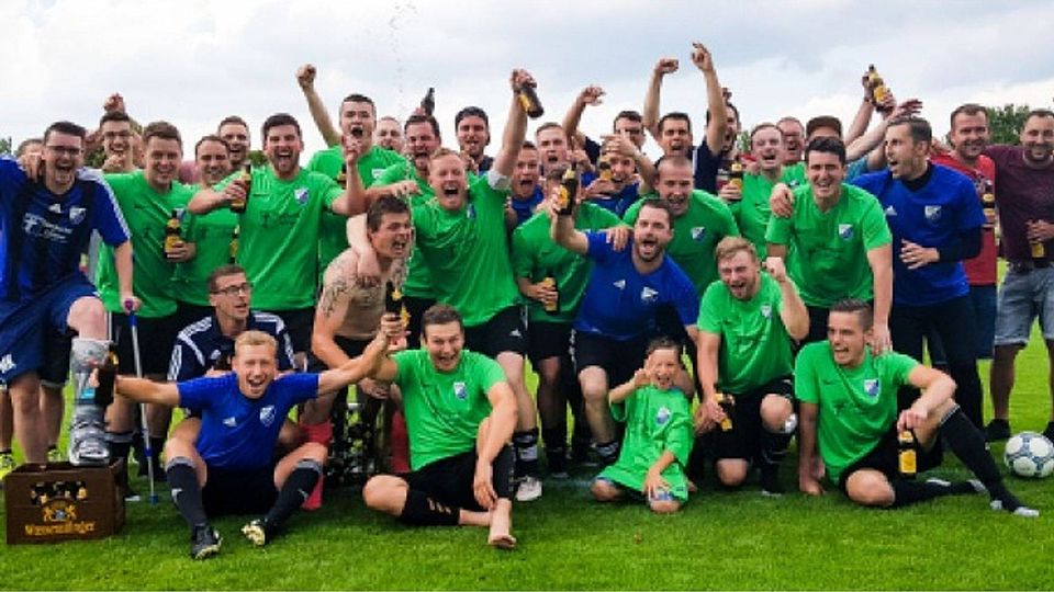 Da war der Jubel groß: Der VFB Ellenberg nach dem Klassenerhalt 17/18. Foto: Verein