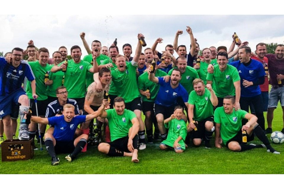 Da war der Jubel groß: Der VFB Ellenberg nach dem Klassenerhalt 17/18. Foto: Verein Da war der Jubel groß: Der VFB Ellenberg nach dem Klassenerhalt 17/18. Foto: Verein