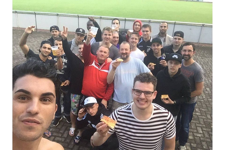 Team-Selfie vom letzten Training beim TV Jahn unter Thomas Drotboom: Gerne würde das Team dem Trainer noch ein schönes Abschiedsgeschenk machen. Foto: privat