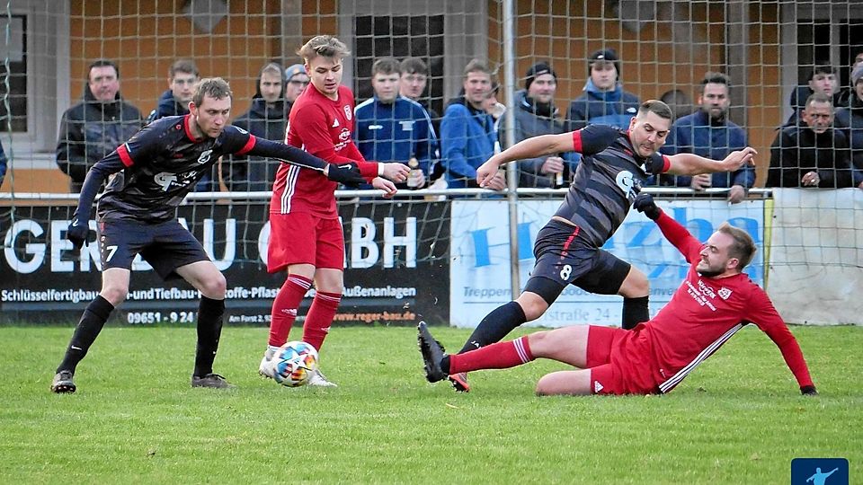 Mit 4:2 entschied der TSV Pleystein (in Rot) das Nachbarderby gegen die SpVgg Vohenstrauß II für sich und fuhr damit wichtiges Punktegut ein.