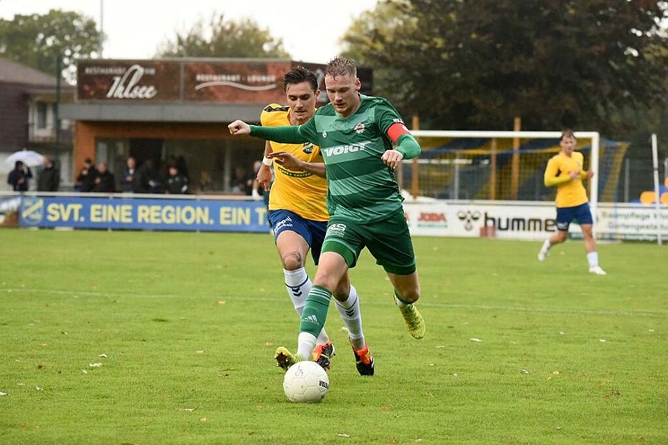 Timo Barendt (am Ball, PSV) im Laufduell mit Lasse Jetz (Tofe).