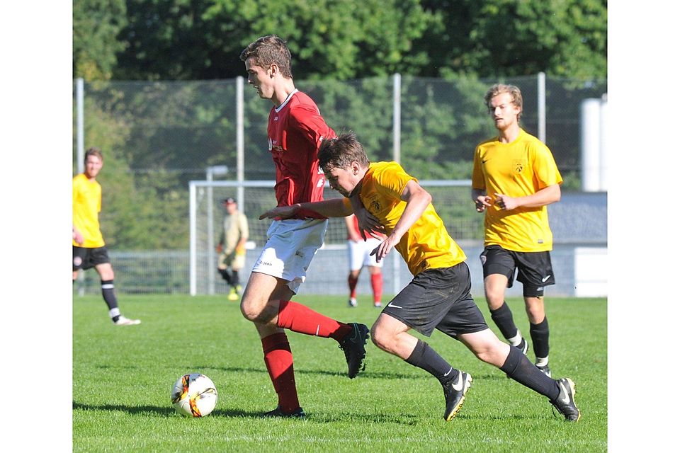 Daniel Milicevic (am Ball) und der SV Ottmarshausen schickten den SC Biberbach (rechts Philipp Anderer) mit einer 0:4-Packung nach Hause.	Foto: Andreas Lode