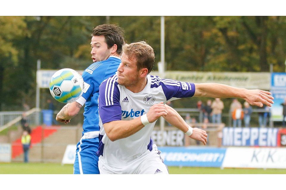 Flugobjekt: Meppens Jens Robben (li.) und Christopher Kramer auf der Suche nach dem Ball. Foto: Scholz