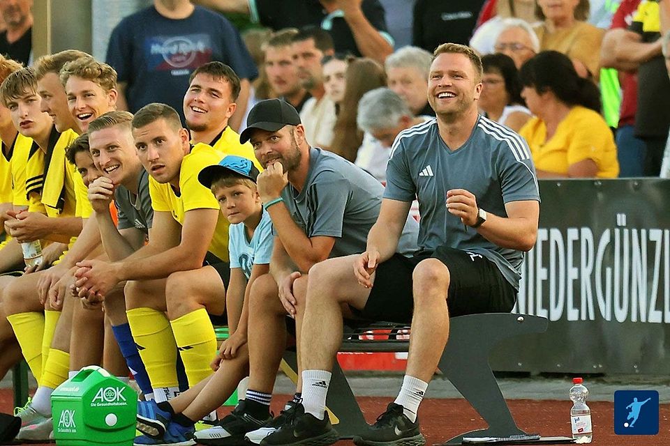Hatten gut lachen am Dienstagabend: Die Kirchanschöringer um Coach Thomas Leberfinger (re.)triumphierten im Derby mit 2:0 gegen Erlbach. 