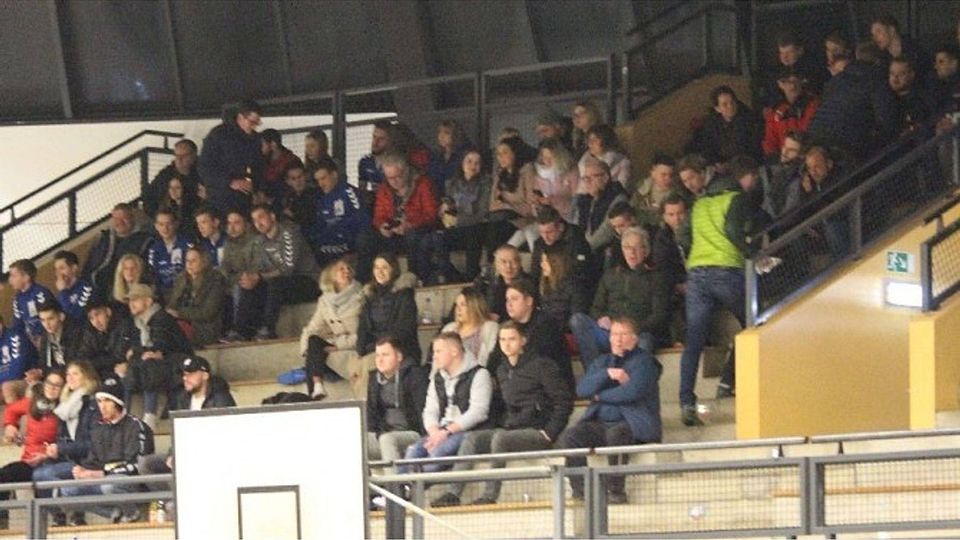 In warme Jacken hüllten sich die Zuschauer beim "Steiner-Cup" auf der Tribüne der Rundturnhalle. Bis die missliche Lage behoben wird, dauert es wohl noch bis Ende des Jahres. Foto: juka