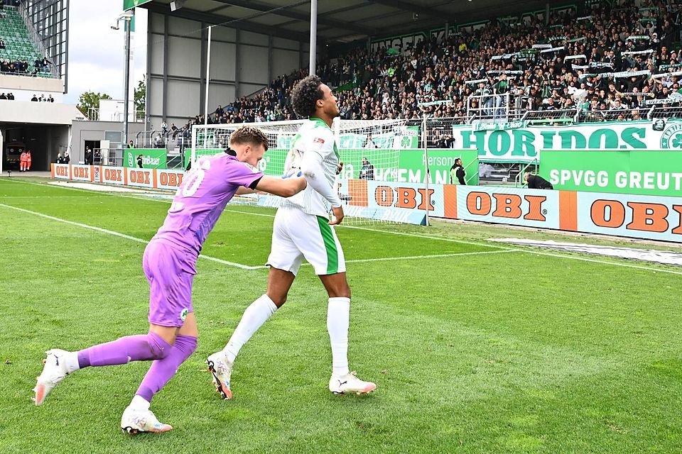 Mit dem Spielball und einem großen Lächeln: David Abrangao bekam nach dem Spiel Szenenapplaus von den Anhängern des „Kleeblatts“. Mit dem Spielball und einem großen Lächeln: David Abrangao bekam nach dem Spiel Szenenapplaus von den Anhängern des „Kleeblatts“.