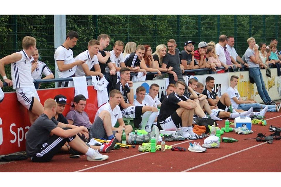Eine übersichtliche Kulisse: 240 Zuschauer verfolgten das Gemeindepokalturnier in Wenden, das die Spieler des FSV Gerlingen (im Vordergrund) gewannen. Foto: leem