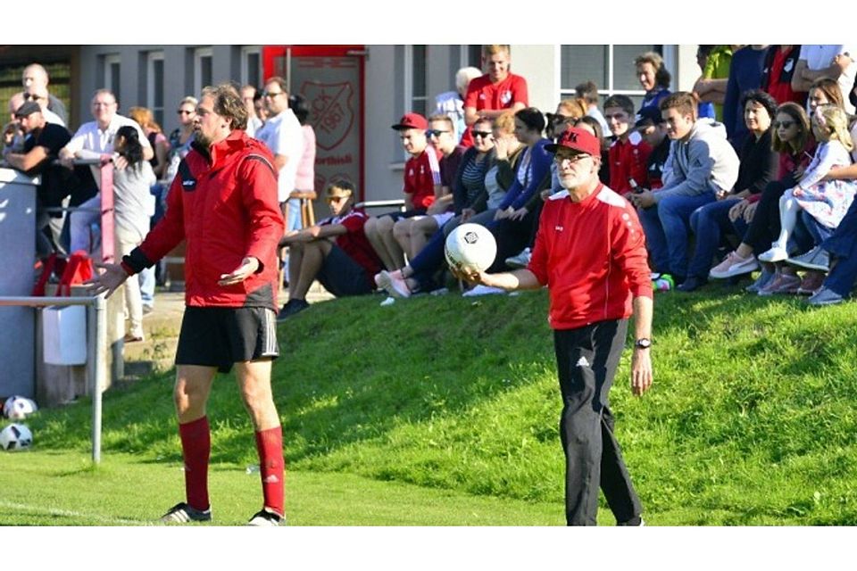 Ein besonderes Trainergespann mischt die Liga auf: Michael Zimmermann (links) und Vater Gerold Zimmermann (rechts). | Foto: Daniel Thoma