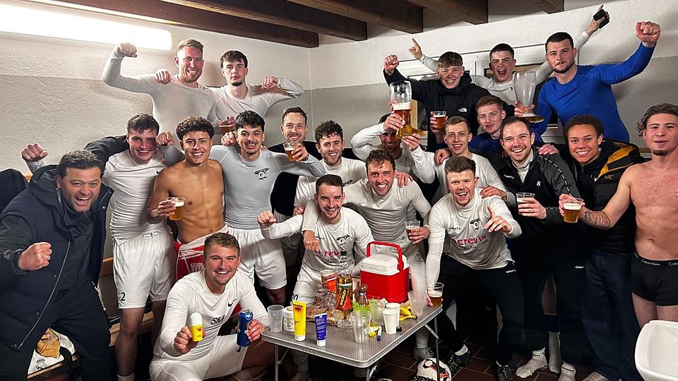 Spieler und Staff des FC Wiesendangen freuen sich über den Halbfinaleinzug.