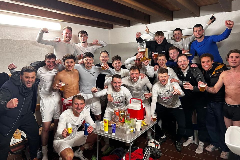 Spieler und Staff des FC Wiesendangen freuen sich über den Halbfinaleinzug.