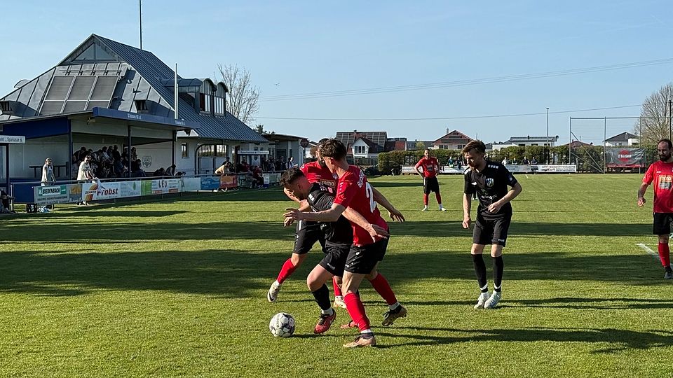 Algert Hoti (links im Duell mit Felix Bahnmüller/Nummer 2 im roten Trikot) und Gazmend Nuraj konnten mit ihrer SSV Dillingen zwar beim Auswärtsauftritt in Bubesheim durchaus gefallen, fuhren aber erneut mit leeren Händen nach Hause.)