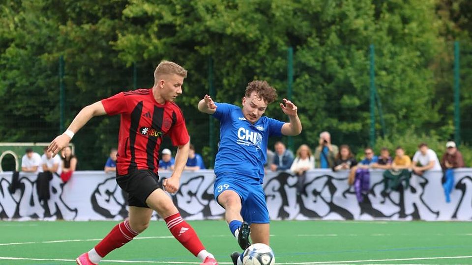 Werden am Mittwochabend im Derby aufeinandertreffen: Maurice Pinger (rechts) und Jonas Dalbert im Verbandsliga-Duell zwischen dem FV Biebrich und der SG Walluf.	Foto: Pia Pfeifer