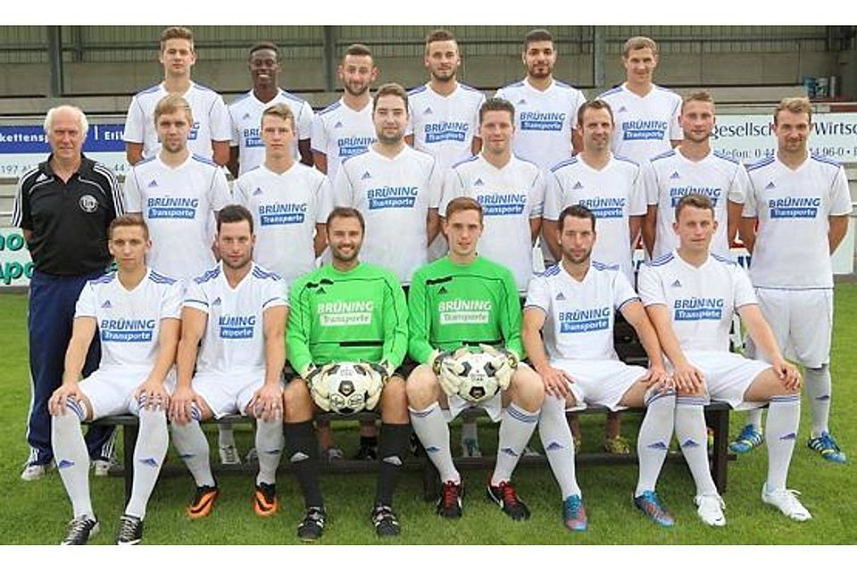 Stehen vor einer schweren Saison: Die Fußballer des Ahlhorner SV  um Trainer Detlef Blancke (mittlere Reihe, links) haben sich für ihr zweites Bezirksliga-Jahr den Klassenerhalt als Ziel gesetzt. Olaf Blume