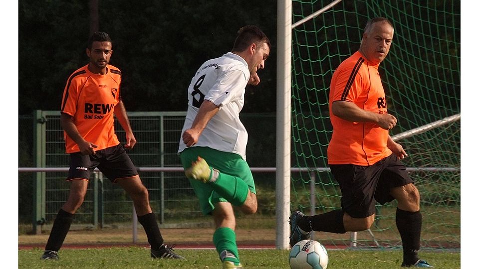 Die Spieler von Phönix Bad Sobernheim (orangene Trikots) unterlagen dem TuS Waldböckelheim II mit 0:5.  (Foto: Heidi Sturm)
