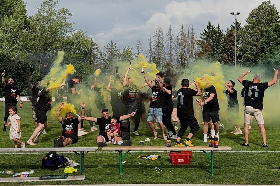 Zwar kein Meister, aber trotzdem ein schönes Bild. Die Jungs der SG Istanbul Moosburg II steigen in die A-Klasse auf. Zwar kein Meister, aber trotzdem ein schönes Bild. Die Jungs der SG Istanbul Moosburg II steigen in die A-Klasse auf.