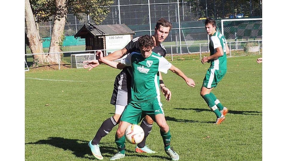 Kampf um jeden Ball: Münsers Faton Hasanaj (vorne) gegen Marco Armbruster (SportVgg Feuerbach) Foto: Dominik Florian