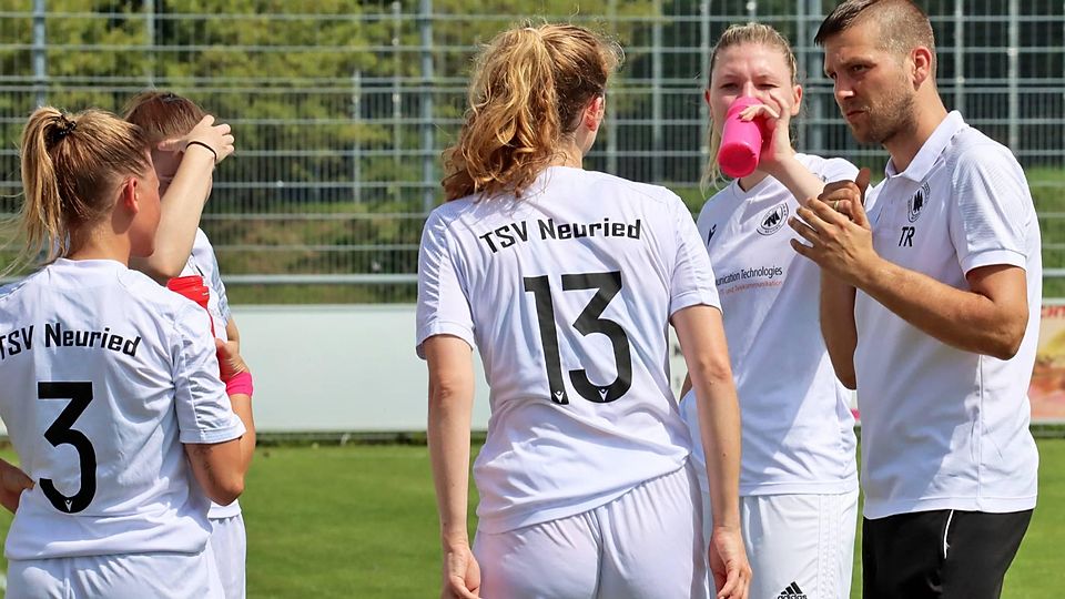 Den Klassenerhalt gibt Neurieds Trainer Christian Rockmeier (r.) als Saisonziel aus. A-F. dr