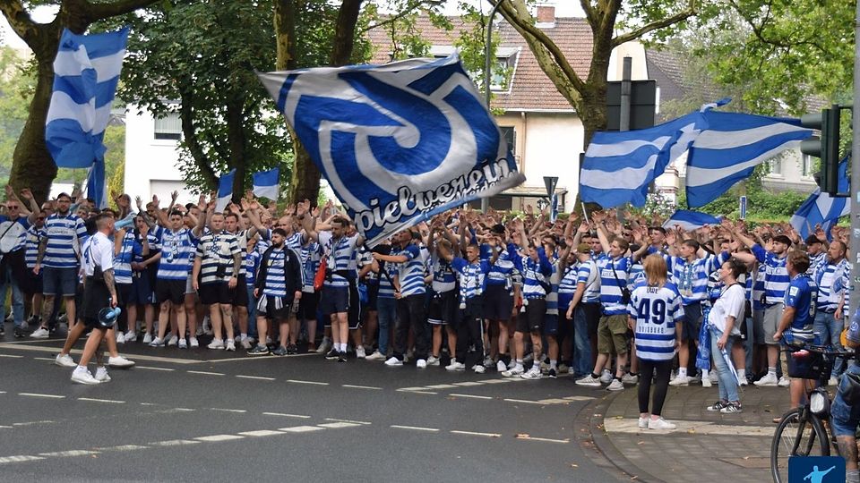 MSV-Fans marschierten vor dem Hinspiel gemeinsam zum Stadion. 