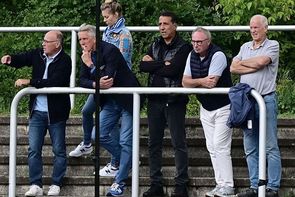 Hertha 03 Präsi Kamy Niroumand (vierter v. li)