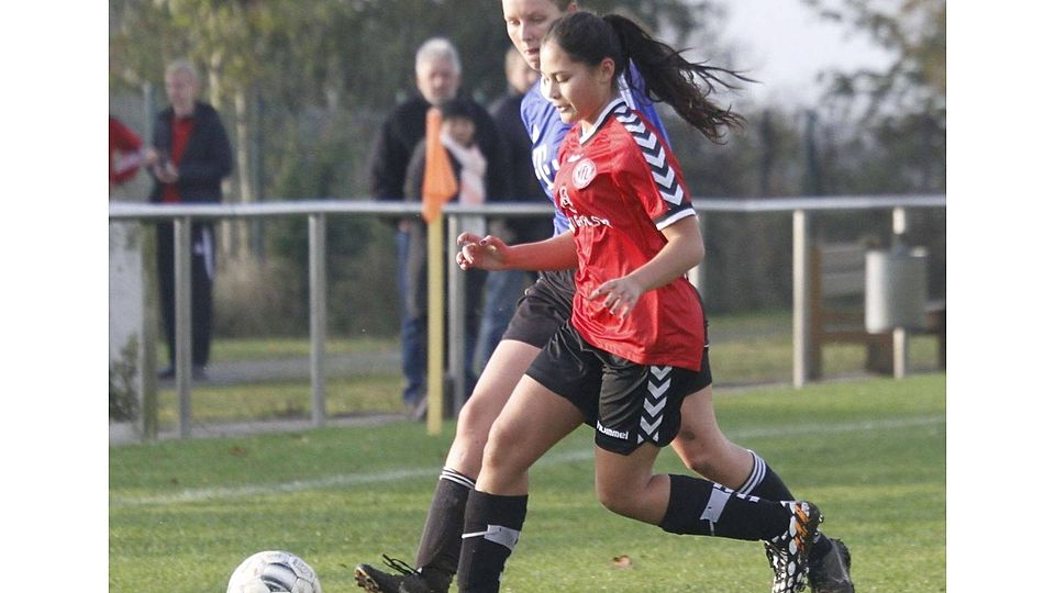 Kellinghusens Jessica Dorow (vorn) jagt Wilstermarschs Johanna Huß den Ball ab. Foto: oj