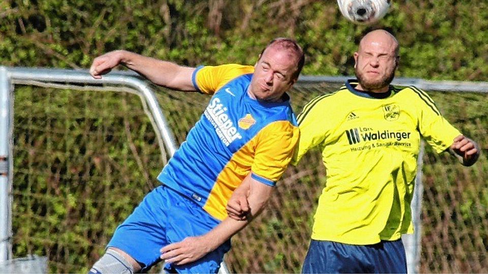 Jevenstedtes Sören Schlüter (links) macht sich ganz lang, verliert aber das Kopfballduell gegen Eckernfördes Daniel Rechlin. Foto:Vetter