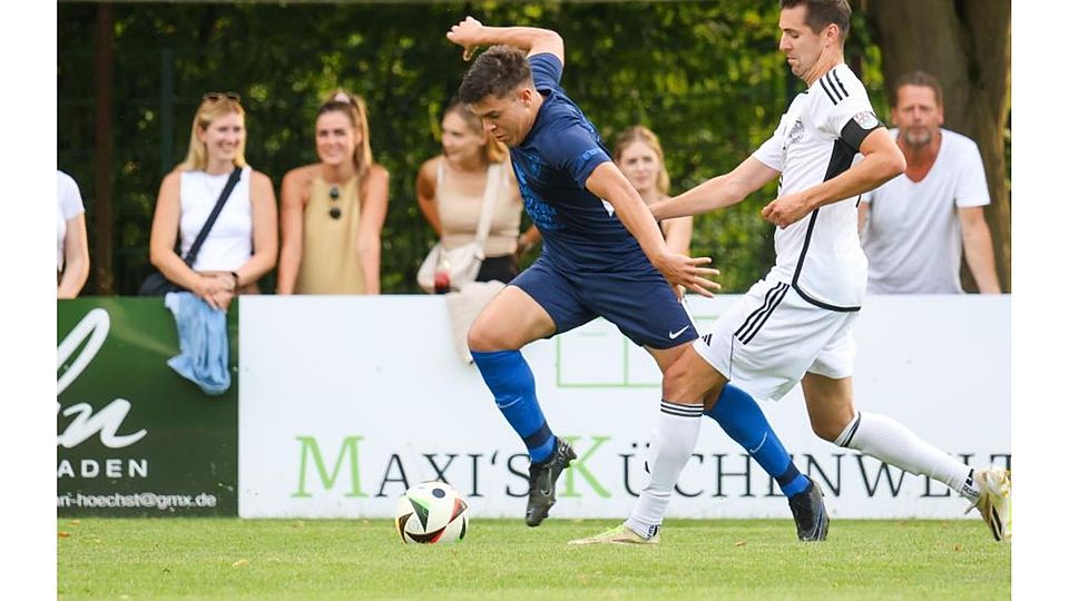 Vergebliche Liebesmüh: Christoph Eisenhauer (TSV Höchst, rechts) versucht, Douglas Victor Stork vom SV Münster zu stoppen. Der SV gewann die Partie mit 5:0. 