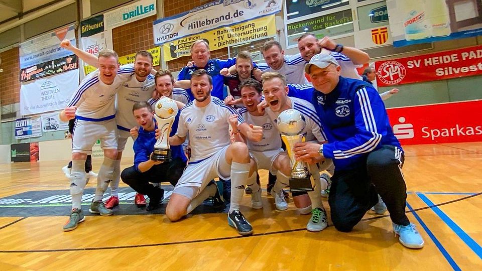 Das Siegerteam der FSV Bad Wünnenberg-Leiberg um Coach Ralf Brake (v.r.) und Torjäger Hendrik Mühlenbein (h.r.). 