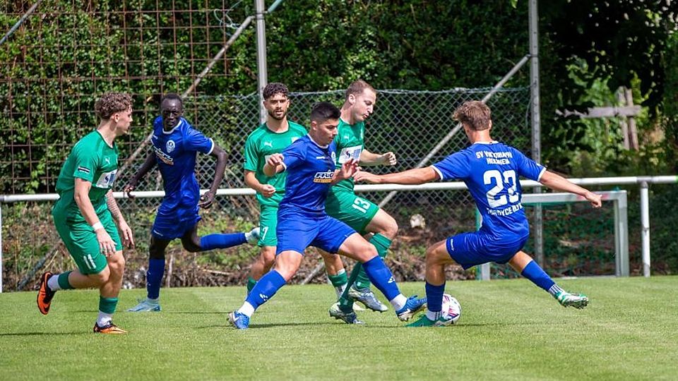 Die Waldalgesheimer (grüne Trikots) hoffen in Marienborn auch auf die Tore von Nils Gräff (am Ball).	Foto: Edgar Daudistel
