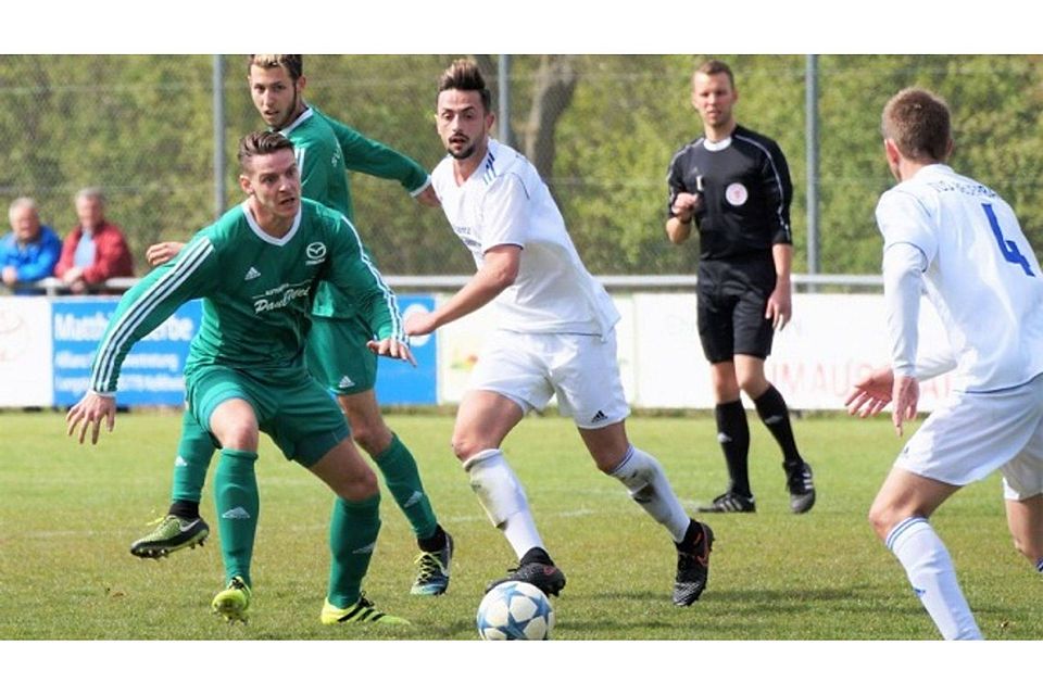 Duellieren sich in der ersten Hessenpokalrunde: TuS Beuerbach (weiß) und SV Niedernhausen (grün). Foto: Krabler