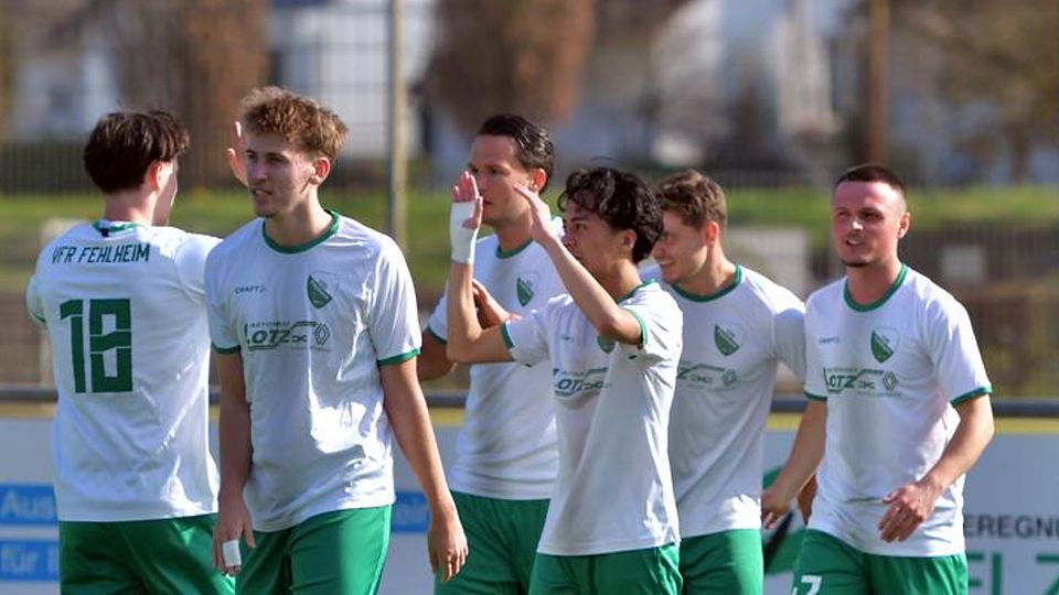 Die Kicker des VfR Fehlheim um Torjäger Marc Perchner (4.v.r.), sind beim Absteiger FC Alsbach gefordert.