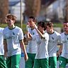 Die Kicker des VfR Fehlheim um Torjäger Marc Perchner (4.v.r.), sind beim Absteiger FC Alsbach gefordert.