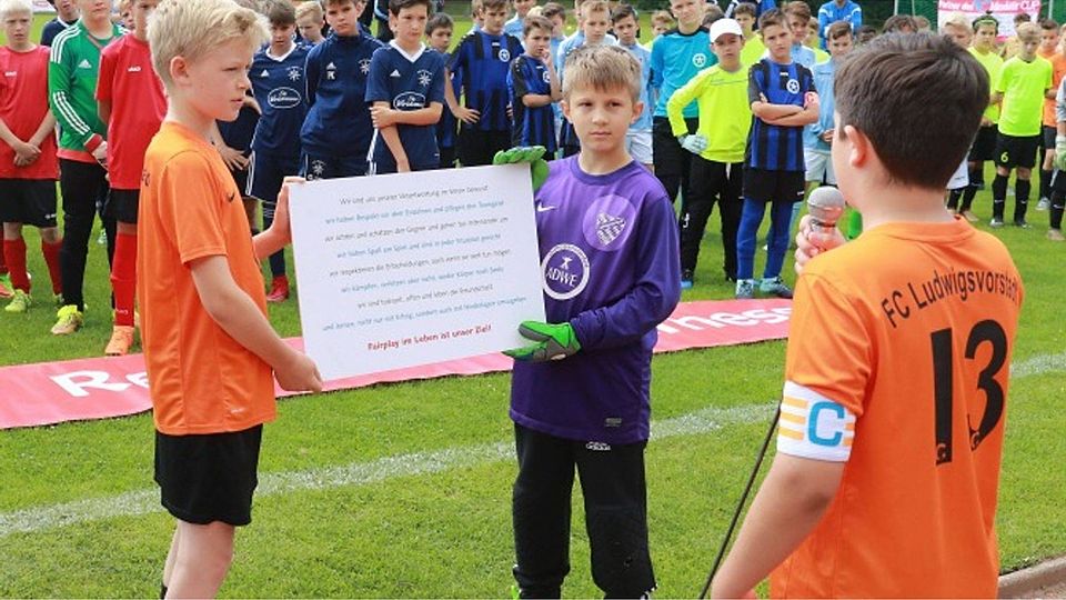 Ehrenkodex: Die Spieler des Veranstalters FC Ludwigsvorstadt tragen die goldenen Regeln vor. F: LakoPress