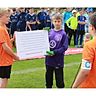 Ehrenkodex: Die Spieler des Veranstalters FC Ludwigsvorstadt tragen die goldenen Regeln vor. F: LakoPress