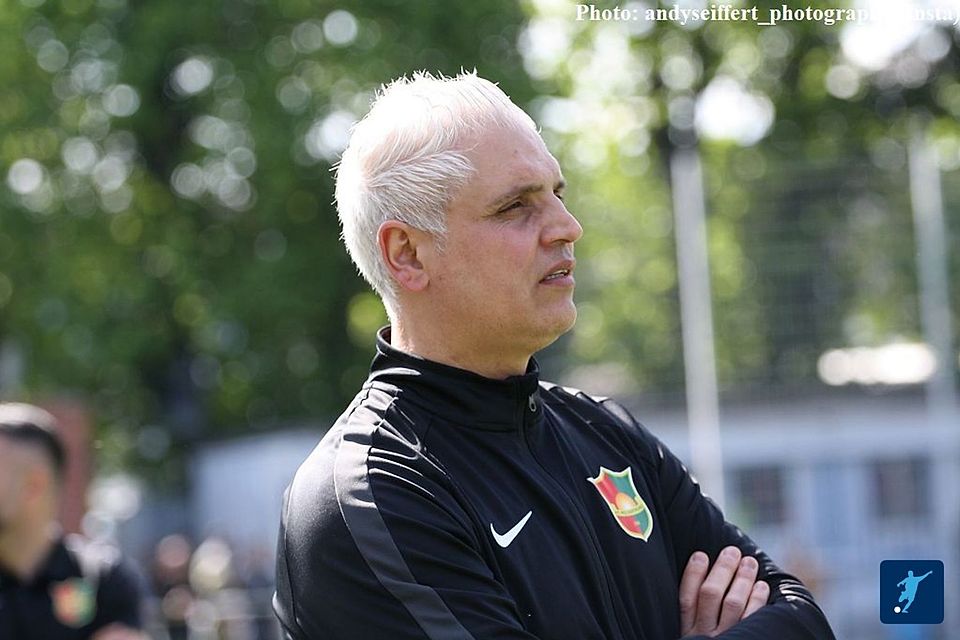 Jan Ramadan trainiert seit Dezember 2025 die SF Bulmke. Zuvor war er im saudischen Profifußball tätig.