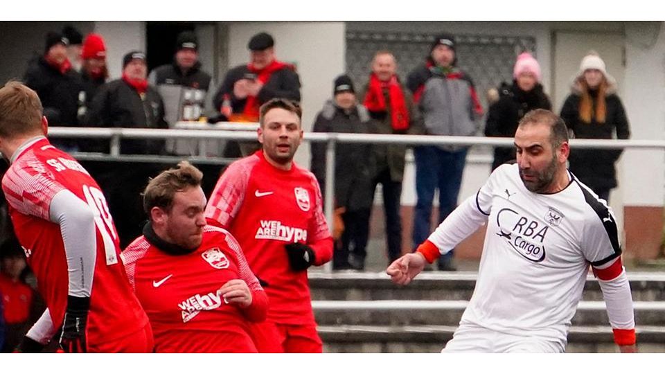  Er hängt die Fußballschuhe an den Nagel: Eintracht-Kapitän Ramazan Karahan (r.) wird am Montag seine Karriere beenden. A-Liga-Duelle wie hier gegen Luca Leib von der SG Hohenahr wird es für ihn dann nicht mehr geben. (© Isabel Althof) 