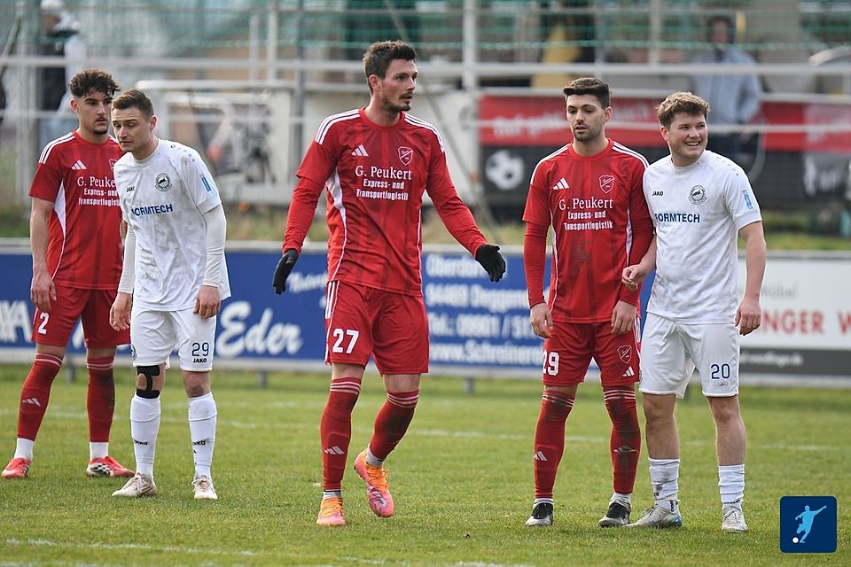 Mittelstürmer Patrick Pfisterer (Mitte) machen Rückenprobleme zu schaffen 