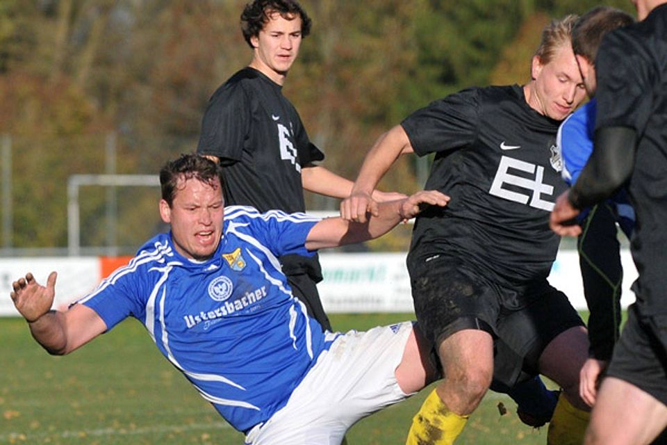 Hart umkämpft war das Landkreisderby zwischen dem TSV Ustersbach und dem TSV Leitershofen, das 2:2 endete. Hier wird Ustersbachs Georg Schweinberger von Oliver Zichert (im Hintergrund) und Martin Gawronski gestoppt.  Foto: Andreas Lode