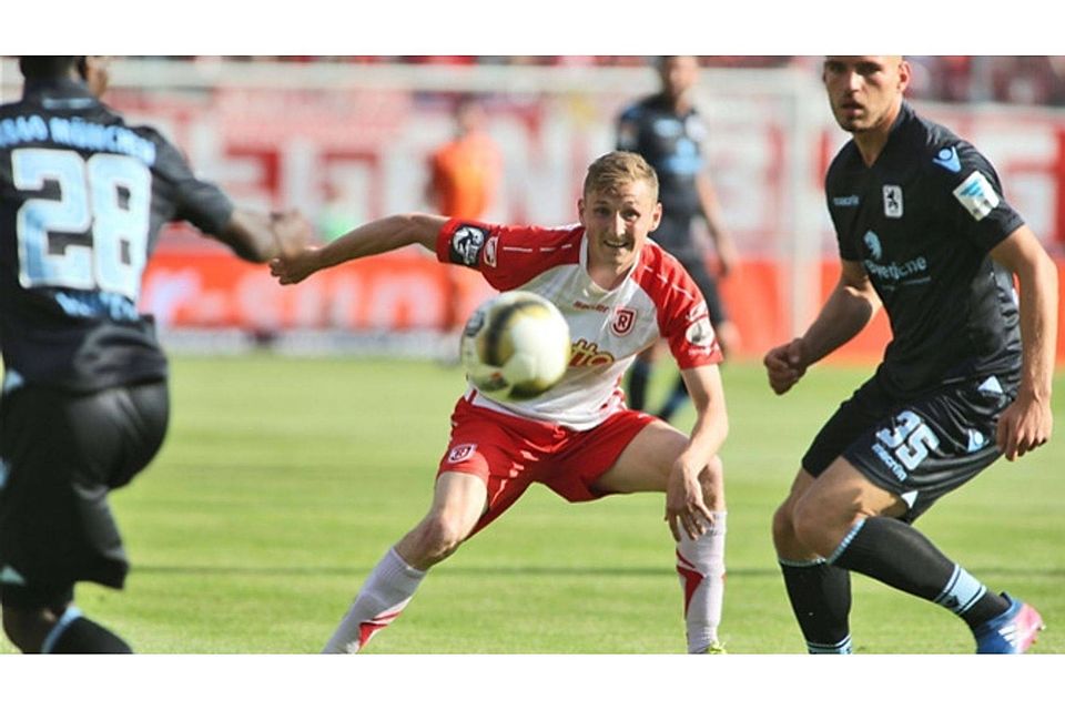 Bei den Spielen in der Relegation 2017 gegen den TSV 1860 München war Marc Lais einer der besten Regensburger. Derzeit kommt er aber kaum noch zum Zug und wird wohl auch am Sonntag gegen den FC Erzgebirge Aue nicht zum Kader gehören. Foto: Nickl